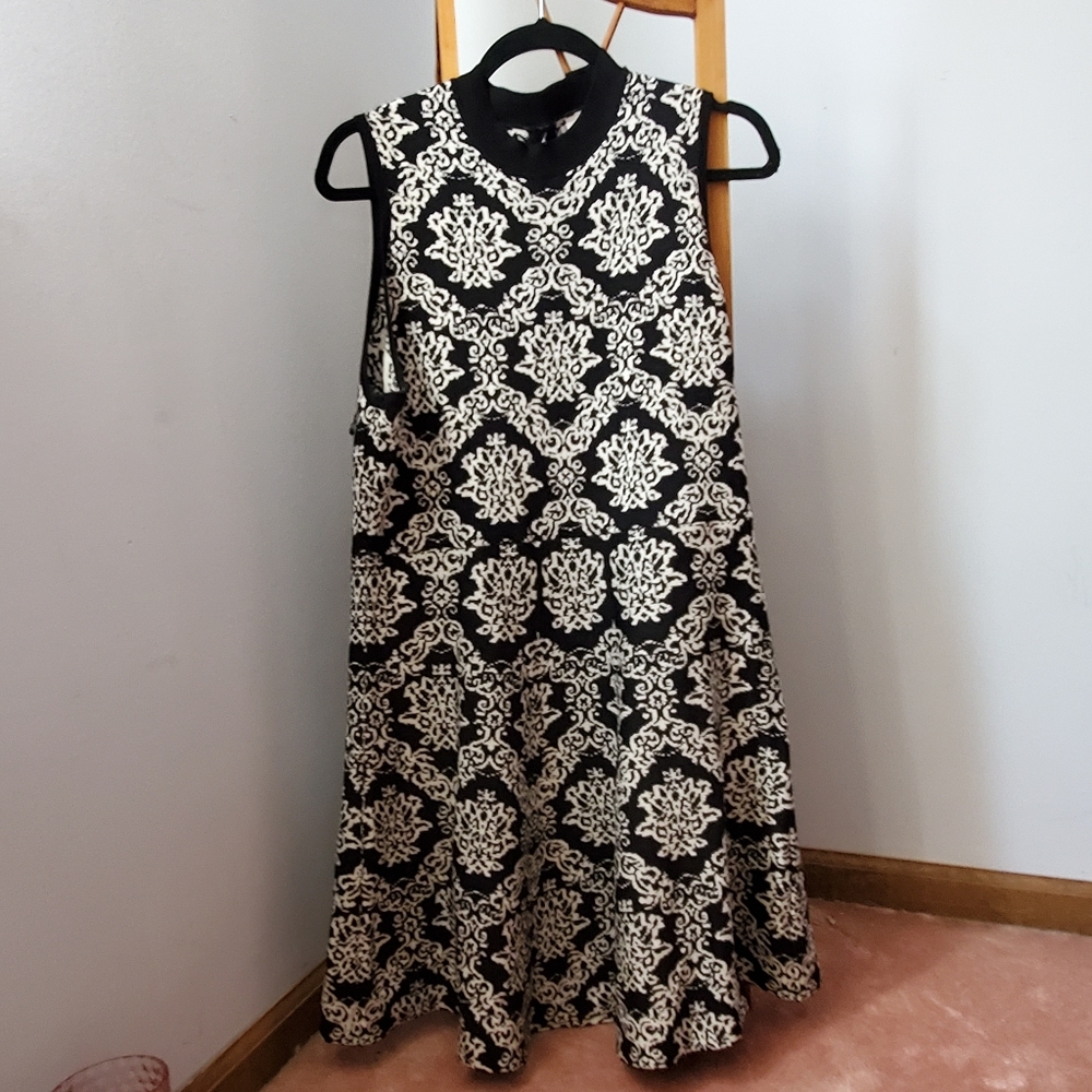 Thick black and white dress
